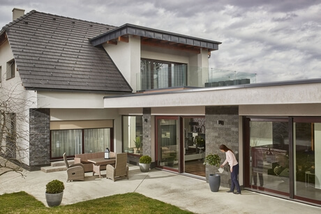 Modern családi ház antracit szürke színű BMI Bramac cserépfedéssel